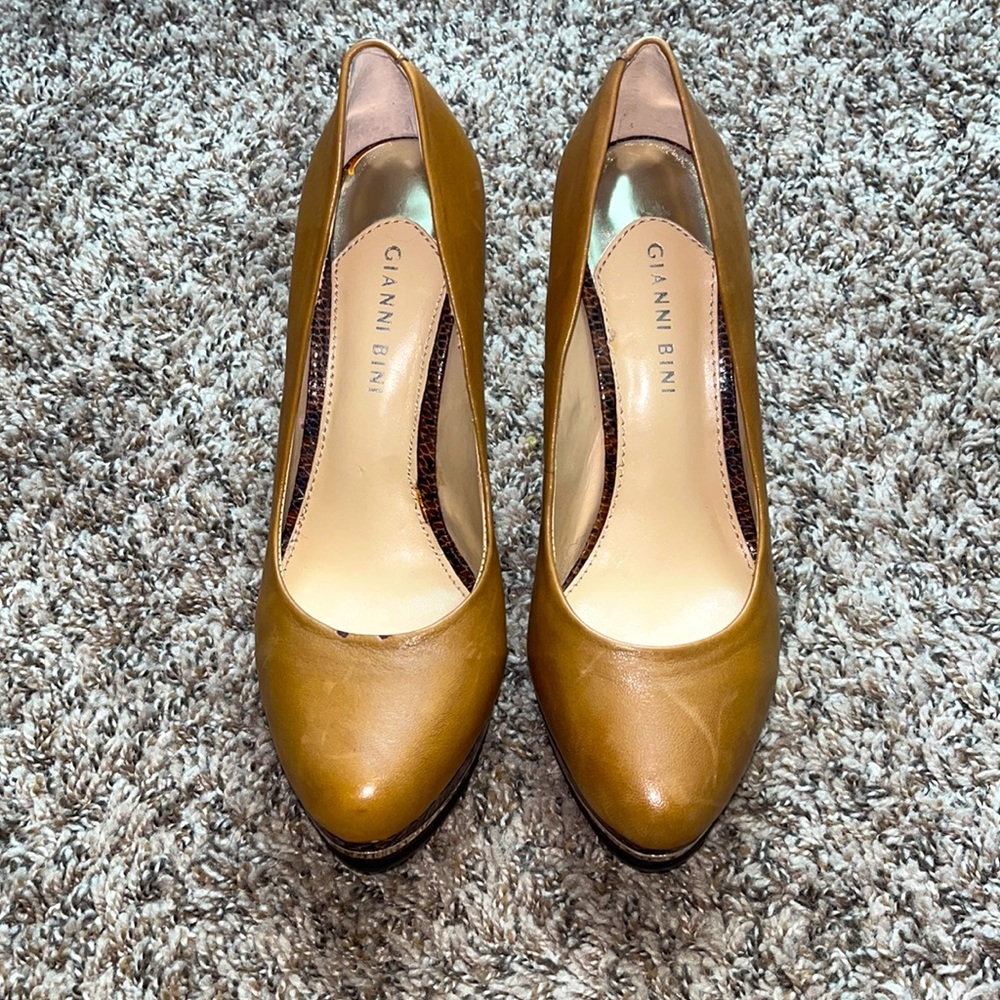 Gianni Bini brown heel with snake print heel and sole, leather size 8.5